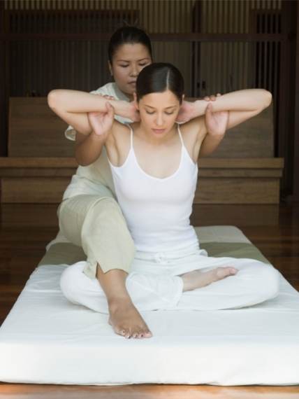 kvinde får thai massage